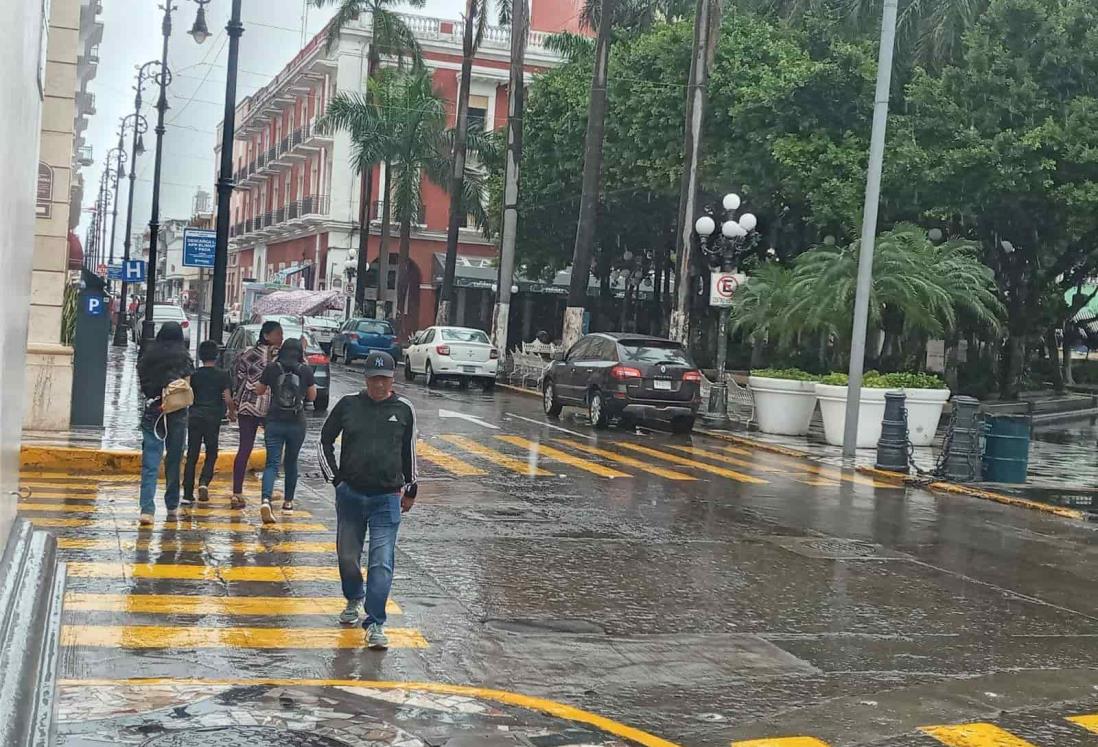 Lluvia no detiene actividades en centro de Veracruz