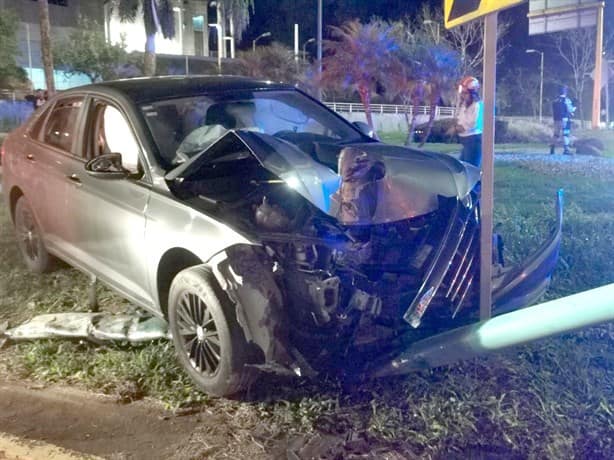 ¡Tremendo choque! Auto se estampa contra luminaria frente al Velódromo de Xalapa