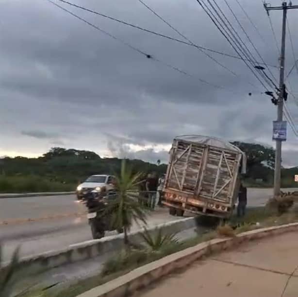 Camioneta pierde el control y cae en arriate de la carretera Las Trancas-Coatepec