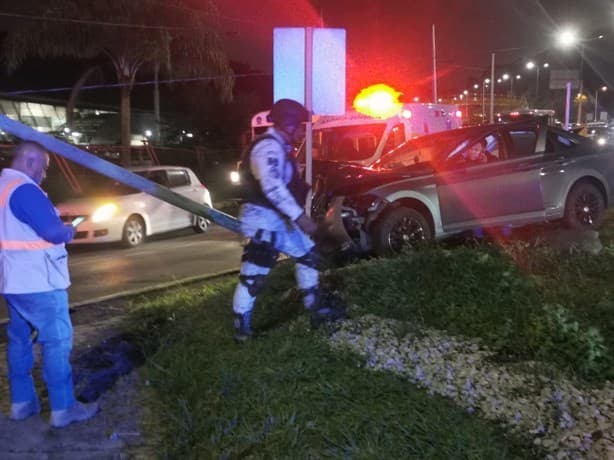 ¡Tremendo choque! Auto se estampa contra luminaria frente al Velódromo de Xalapa