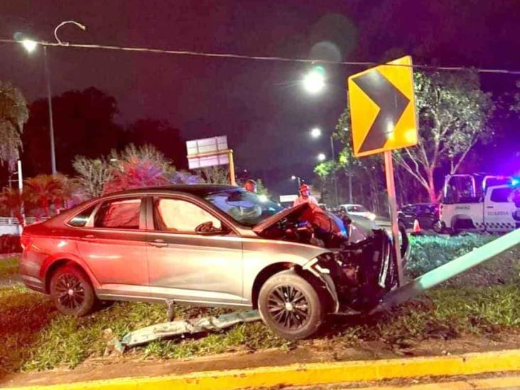 ¡Tremendo choque! Auto se estampa contra luminaria frente al Velódromo de Xalapa