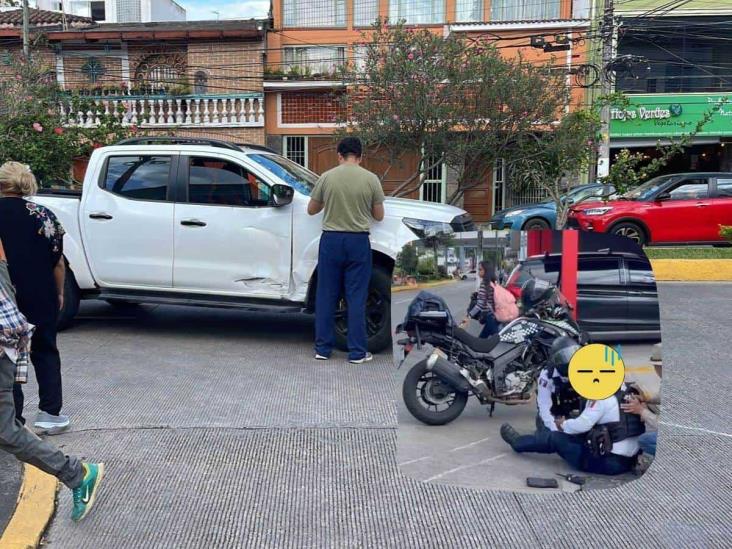 Policía Vial choca contra camioneta en avenida de Xalapa