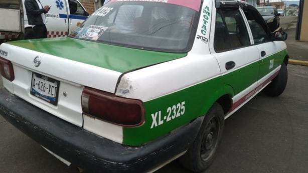 Pareja en moto choca contra taxi en colonia Casa Blanca, en Xalapa