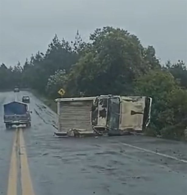 Una lesionado en volcadura de una camioneta en Joya Chica