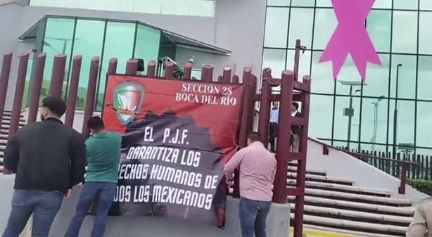Protestan trabajadores del Poder Judicial de Veracruz en contra de la eliminación de fideicomisos | VIDEO