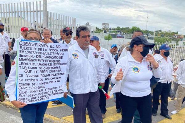 Se manifiestan extrabajadores portuarios de Veracruz en avenida J.B Lobos | VIDEO