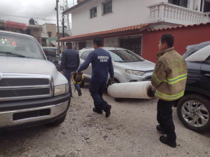 Incendio de tanque de gas causa alarma en colonia de Xalapa