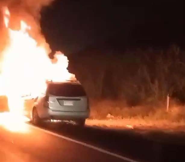 Fuego consume camioneta en Ixtaczoquitlán, Veracruz