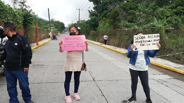 Desde hace 7 meses no tienen agua en colonia de Ixtaczoquitlán; realizan bloqueo (+Video)