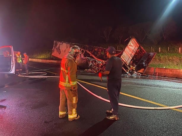 Se incendia remolque con carne de cerdo en Vega de Alatorre