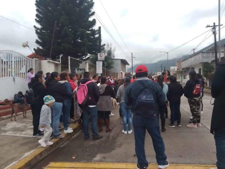 A regañadientes, resuelven conflicto en jardín de niños de Maltrata (+Video)