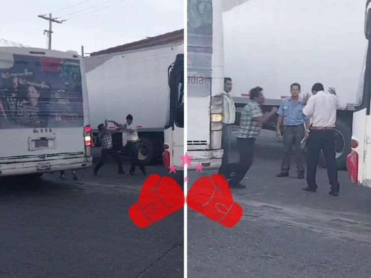 En Acayucan, graban a choferes peleándose por el pasaje