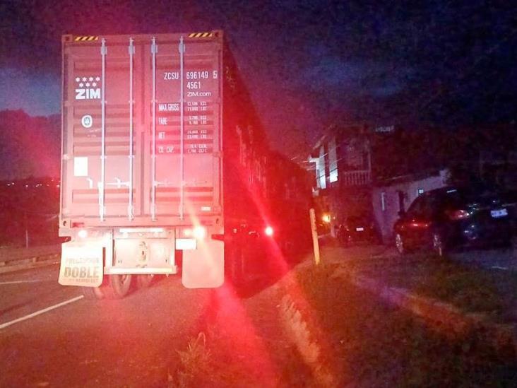 Tráiler se estampa contra una casa en Dos Ríos