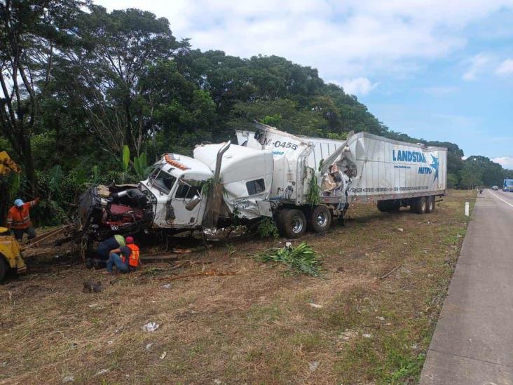 Tráiler choca contra árboles en autopista Córdoba-Veracruz