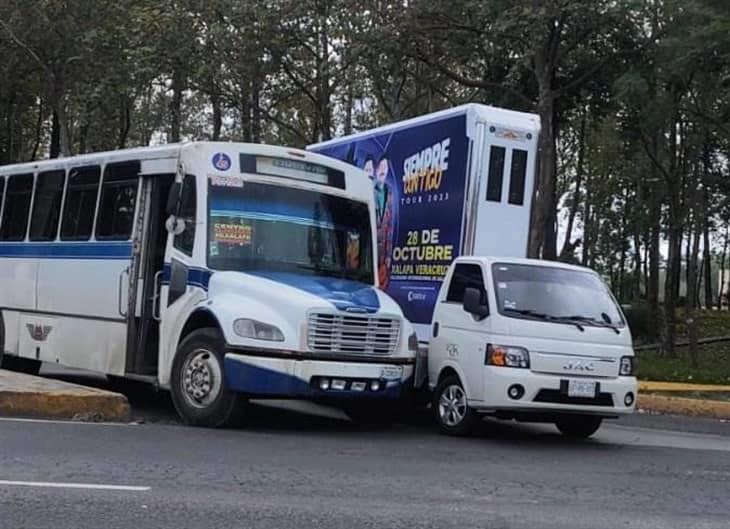 Chocan autobús y unidad móvil de publicidad en Xalapa