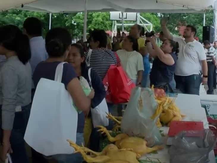 En colonia Tarimoya de Veracruz llevan mercado de precios accesibles