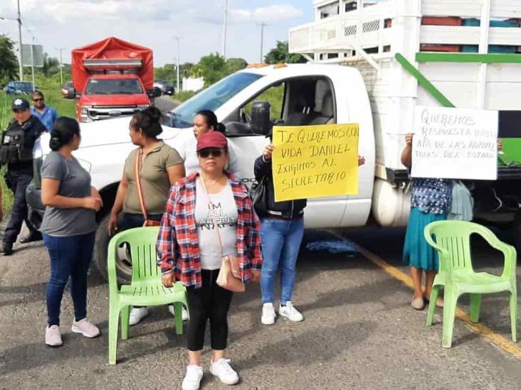 Bloquean carretera veracruzana por desaparición de joven en San Rafael