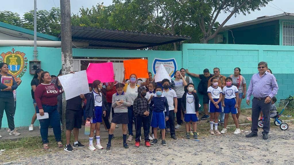 Padres de familia acusan a CFE de corte de luz injustificado a escuela primaria en Veracruz | VIDEO