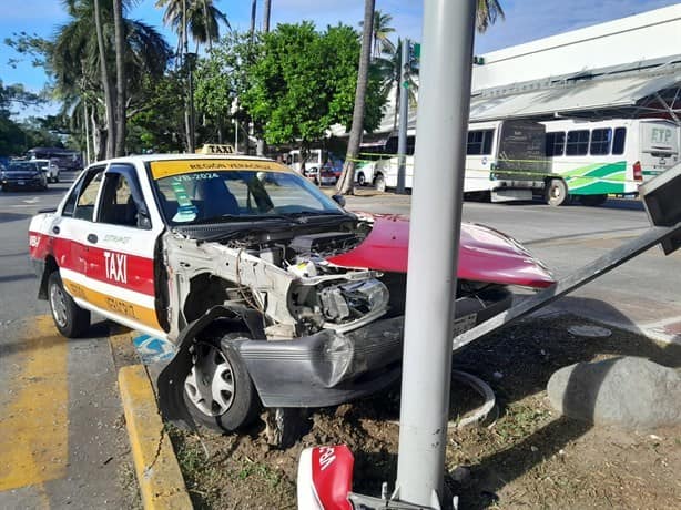 Camión golpea un taxi de Veracruz y lo estrella frente a auditorio Benito Juárez |VIDEO