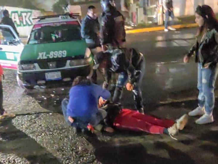 Taxi arrolla a motociclista en Chedraui Caram, en Xalapa