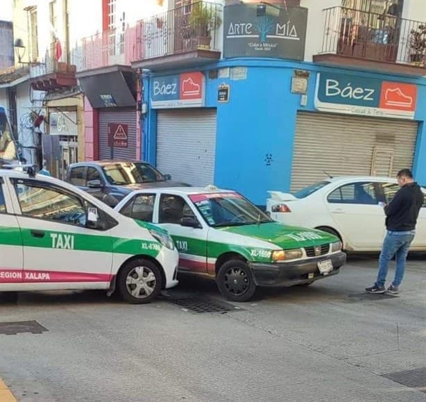 Taxis se ven involucrados en accidentes en Xalapa
