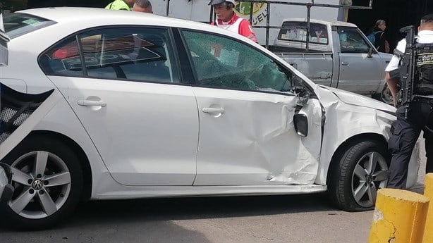 Choque entre un autobús y vehículo, en Córdoba, deja dos lesionados