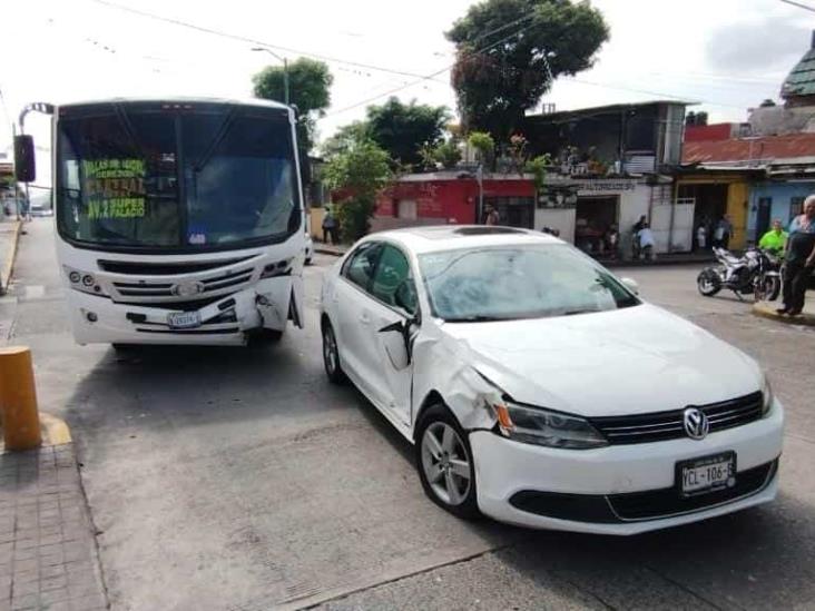 Choque entre un autobús y vehículo, en Córdoba, deja dos lesionados