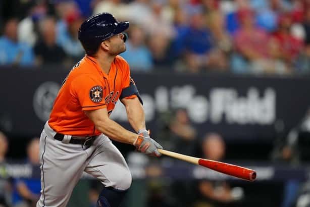 Astros da la vuelta y gana en Texas