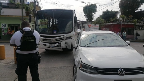 Choque entre un autobús y vehículo, en Córdoba, deja dos lesionados