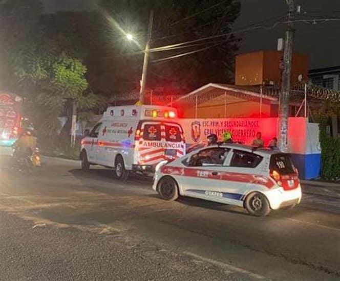 Ambulancia y taxi chocan en calles de Xalapa