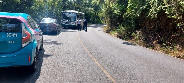 Chocan camionetas y autobús en la Coatepec-Totutla