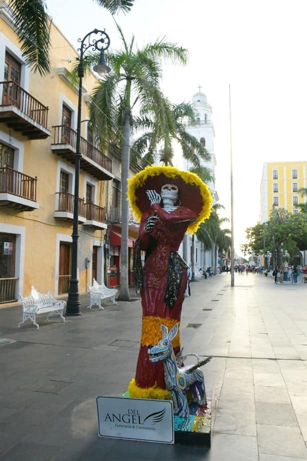 Conoce las calaveras gigantes con las que te puedes tomar fotos en Veracruz