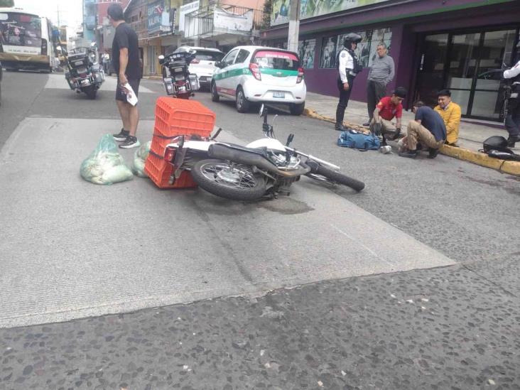Motociclista sufre caída al colisionar con un taxi en la avenida Xalapa