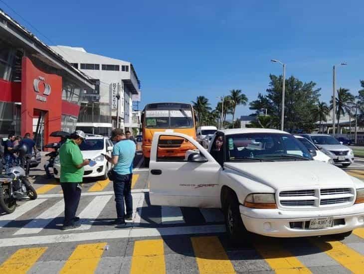 Autobús en Boca del Río se estrella contra camioneta
