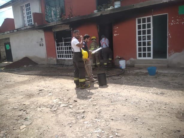 Incendio de casa moviliza a Bomberos en colonia Casa Blanca, en Xalapa