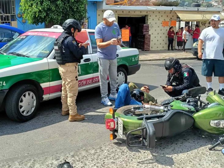 Motociclista choca contra taxi  en avenida Mártires 28 de Agosto, de Xalapa