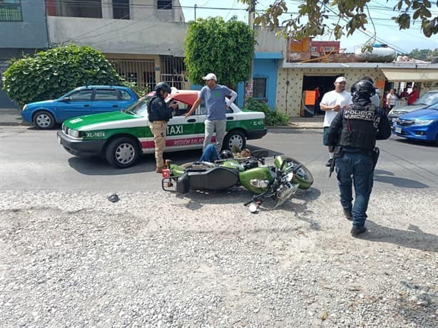 Motociclista choca contra taxi  en avenida Mártires 28 de Agosto, de Xalapa