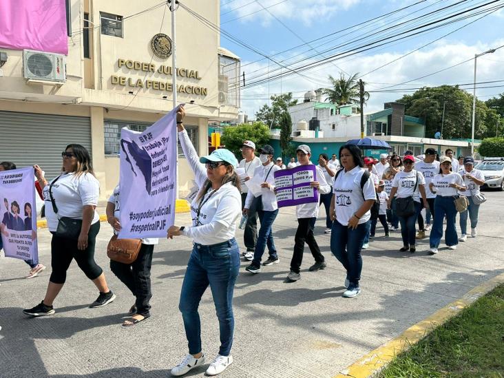 Marchan trabajadores del Poder Judicial en Poza Rica; piden frenar recortes