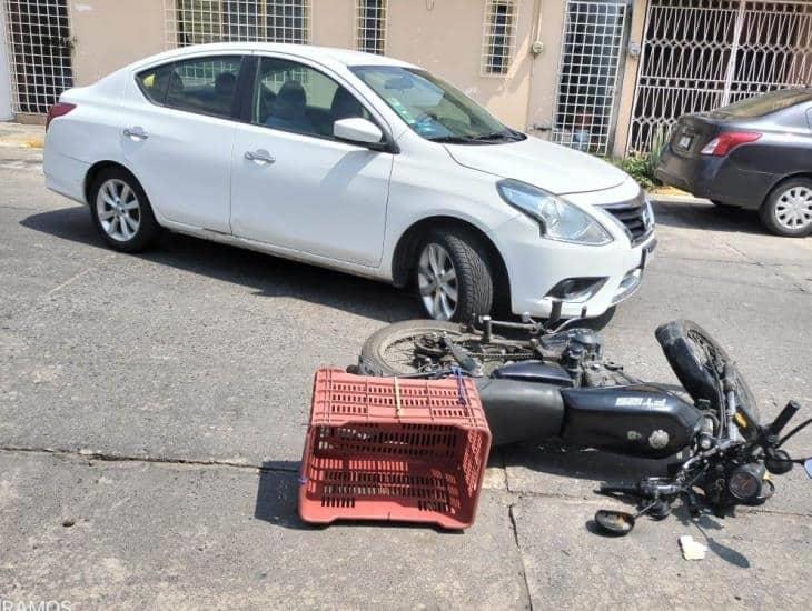 Motociclista de Tierra Blanca derrapa al esquivar un automóvil