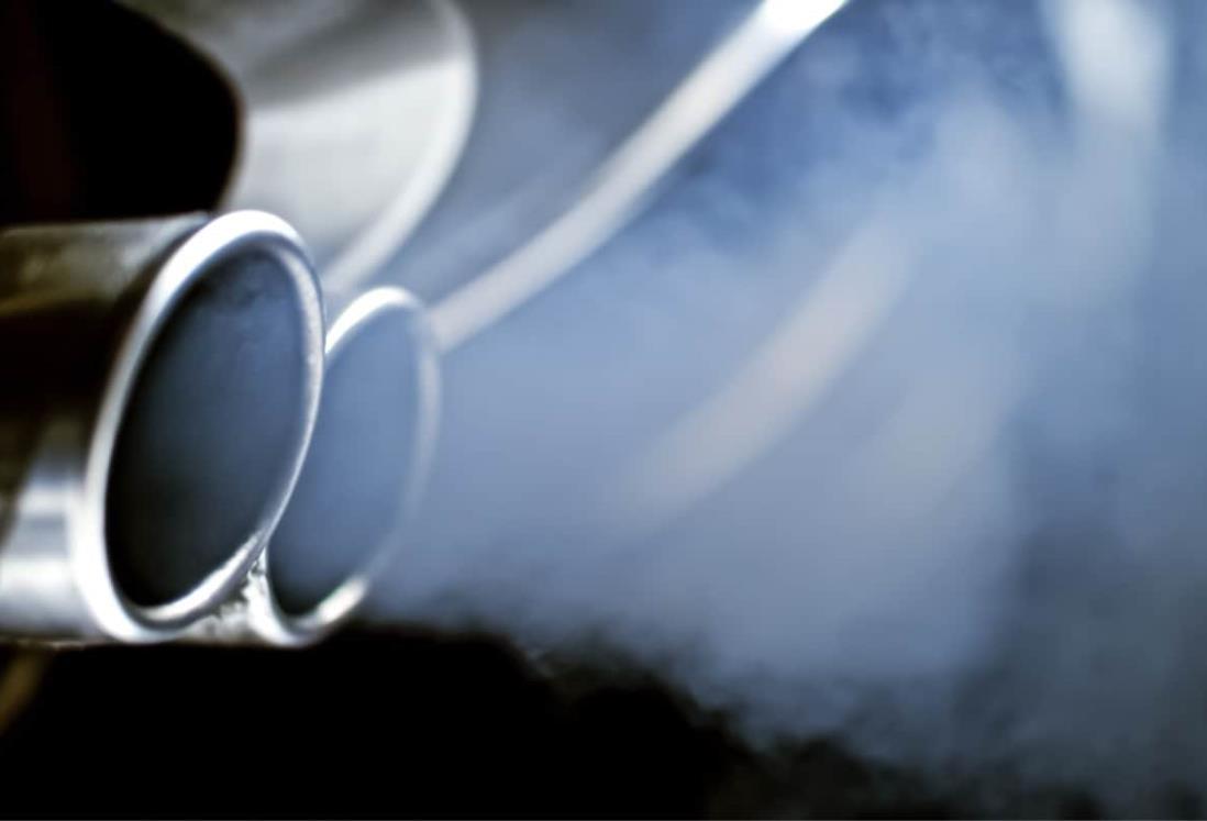 Qué significa el humo azul en el escape de tu coche y por qué debes revisarlo