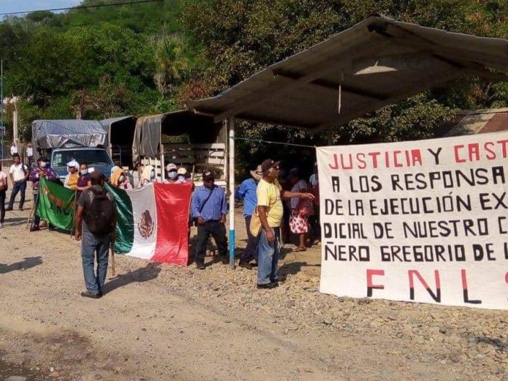 Integrantes del FNLS realizan bloqueo en Tantoyuca; esto exigen