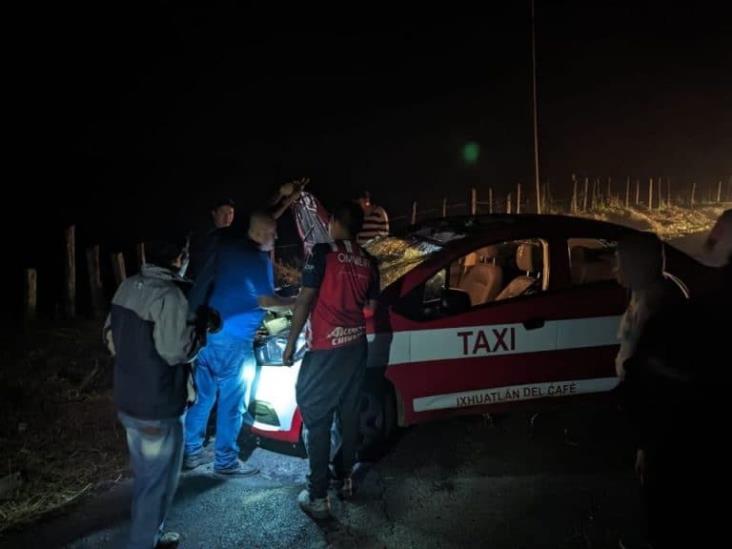 Taxi pierde el control y cae en desnivel en la carretera Fortín- Huatusco