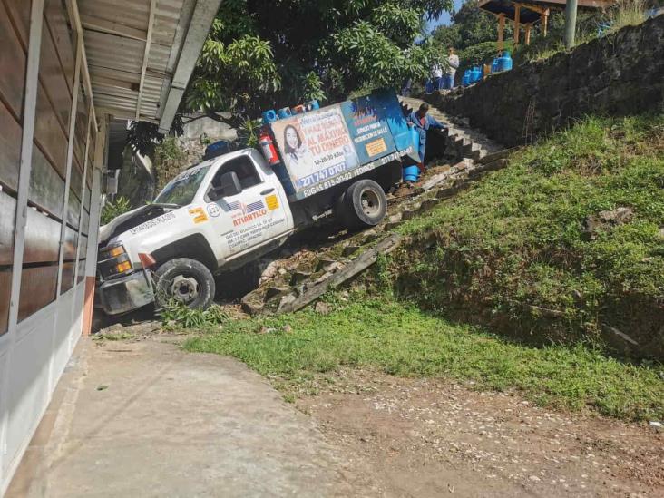 Camioneta de gasera choca contra casa en colonia Libertad, en Xalapa
