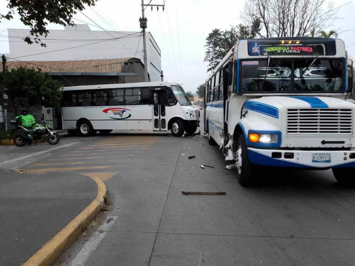 Accidentes viales colapsan vialidad en Xalapa este martes