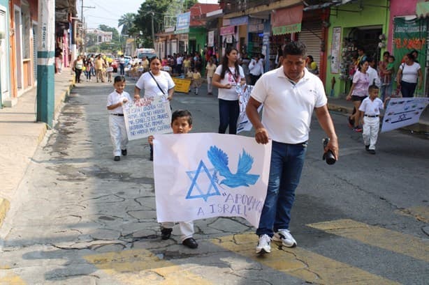 Niños desfilan en Misantla y claman por la paz global