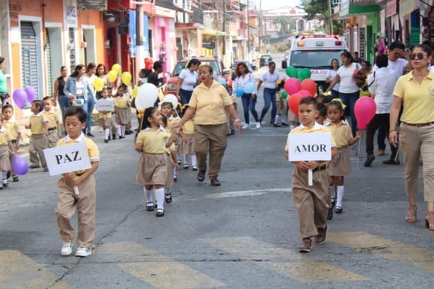 Niños desfilan en Misantla y claman por la paz global