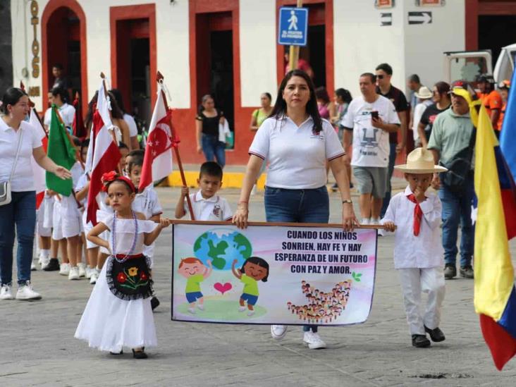 Niños desfilan en Misantla y claman por la paz global