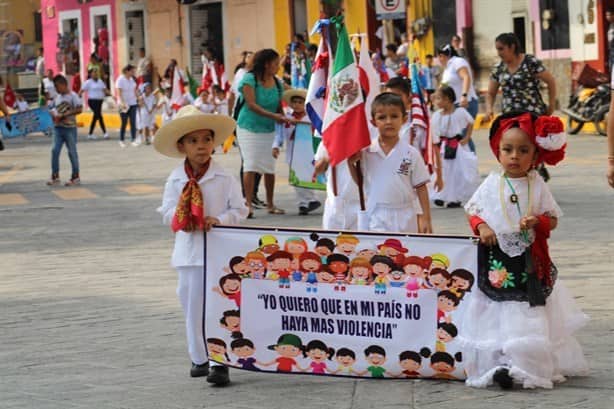 Niños desfilan en Misantla y claman por la paz global