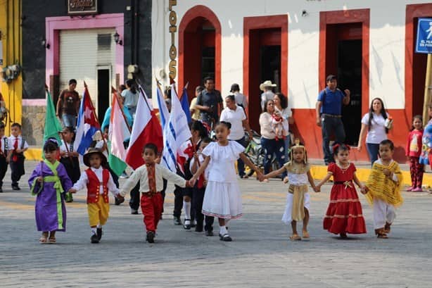 Niños desfilan en Misantla y claman por la paz global