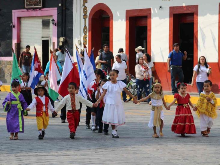 Niños desfilan en Misantla y claman por la paz global